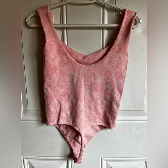 Free People | M/L Pink & White Floral Bodysuit - Picture 5 of 7